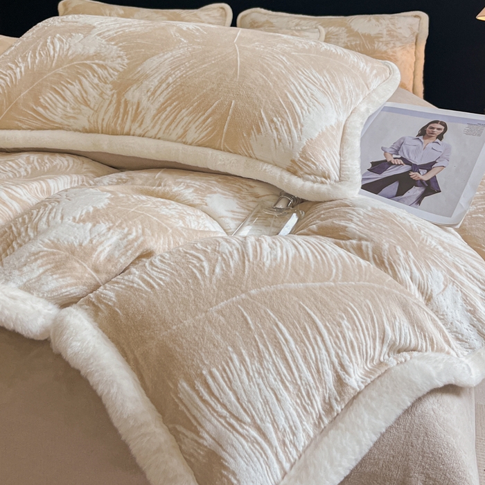 91家纺网 家纺一手货源 找家纺 极简 2025新款立体雕花牛奶绒四件套系列 卡莱-暖棕