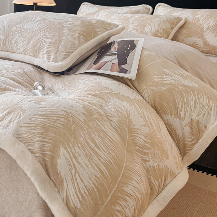 91家纺网 家纺一手货源 找家纺 极简 2025新款立体雕花牛奶绒四件套系列 卡莱-暖棕