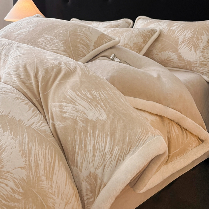 91家纺网 家纺一手货源 找家纺 极简 2025新款立体雕花牛奶绒四件套系列 卡莱-暖棕