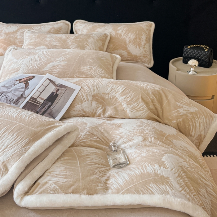 91家纺网 家纺一手货源 找家纺 极简 2025新款立体雕花牛奶绒四件套系列 卡莱-暖棕