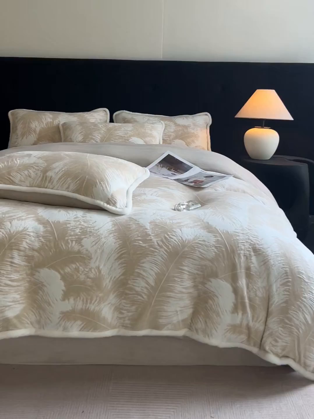 91家纺网 家纺一手货源 找家纺 极简 2025新款立体雕花牛奶绒四件套系列 卡莱-暖棕