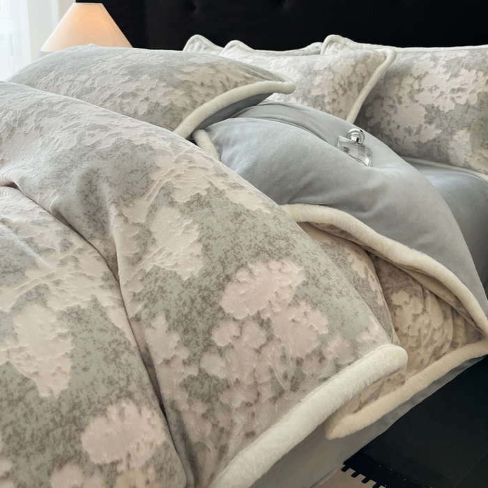 91家纺网 家纺一手货源 找家纺 极简 2025新款立体雕花牛奶绒四件套系列 丽塔-灰