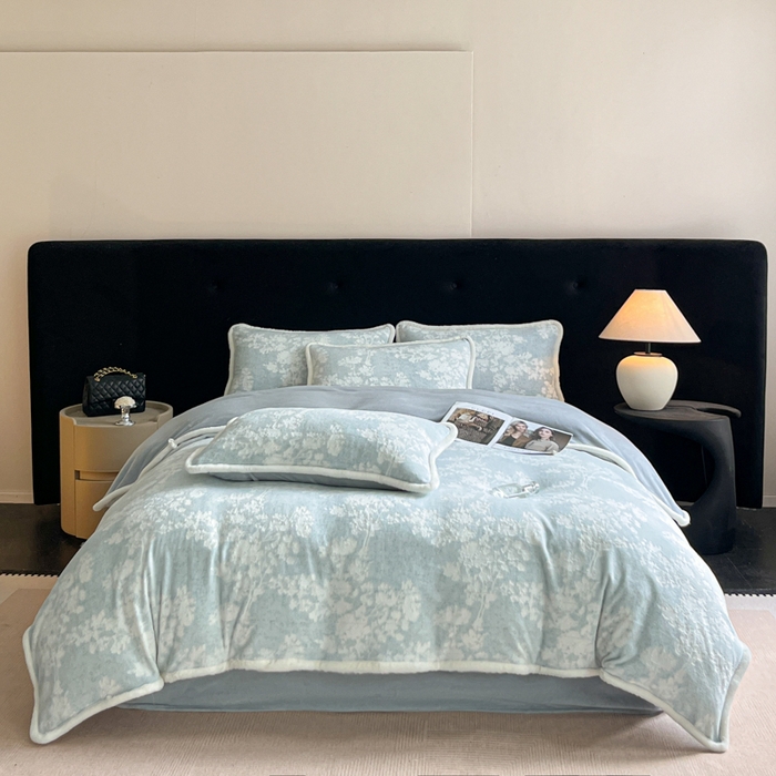 91家纺网 家纺一手货源 找家纺 极简 2025新款立体雕花牛奶绒四件套系列 丽塔-蓝