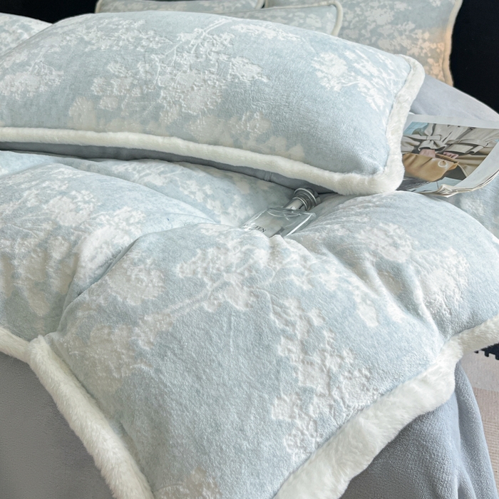 91家纺网 家纺一手货源 找家纺 极简 2025新款立体雕花牛奶绒四件套系列 丽塔-蓝