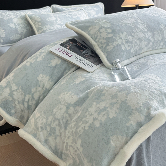 91家纺网 家纺一手货源 找家纺 极简 2025新款立体雕花牛奶绒四件套系列 丽塔-蓝