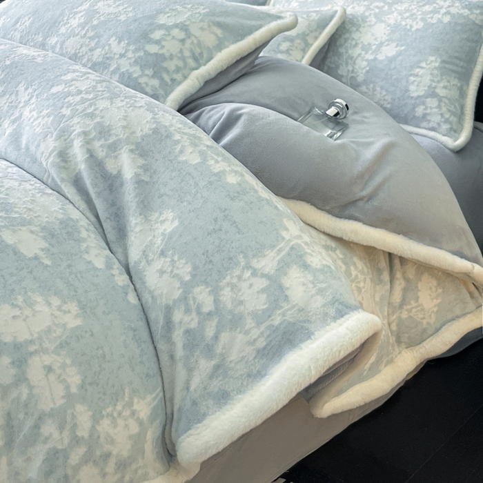 91家纺网 家纺一手货源 找家纺 极简 2025新款立体雕花牛奶绒四件套系列 丽塔-蓝