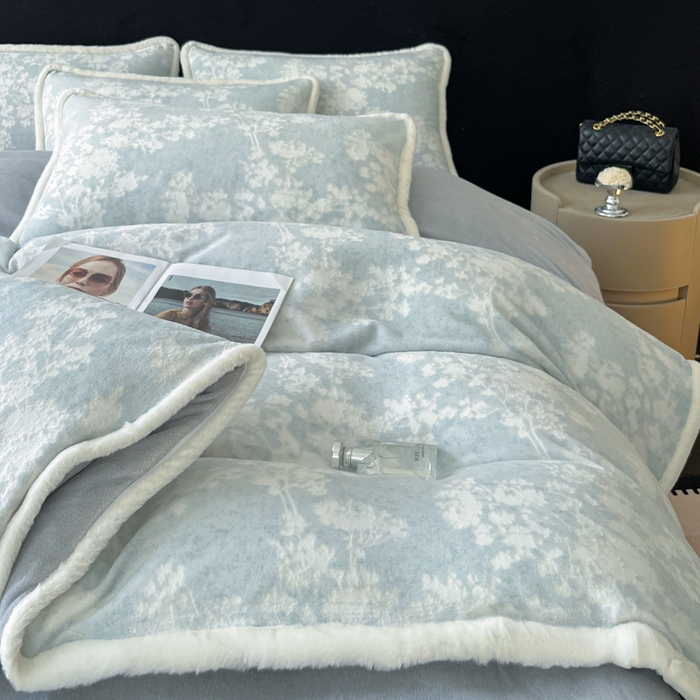 91家纺网 家纺一手货源 找家纺 极简 2025新款立体雕花牛奶绒四件套系列 丽塔-蓝