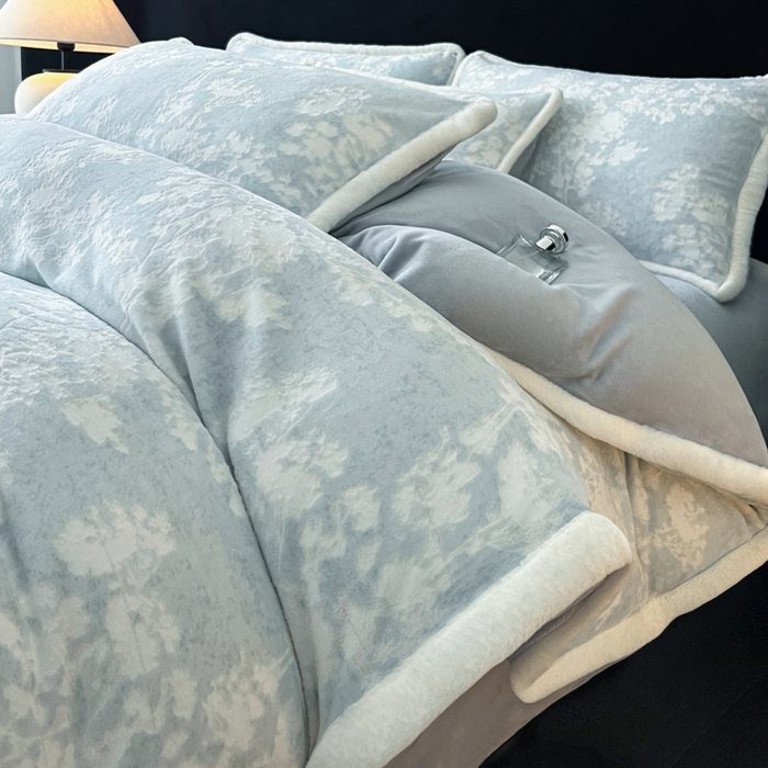 91家纺网 家纺一手货源 找家纺 极简 2025新款立体雕花牛奶绒四件套系列 丽塔-蓝