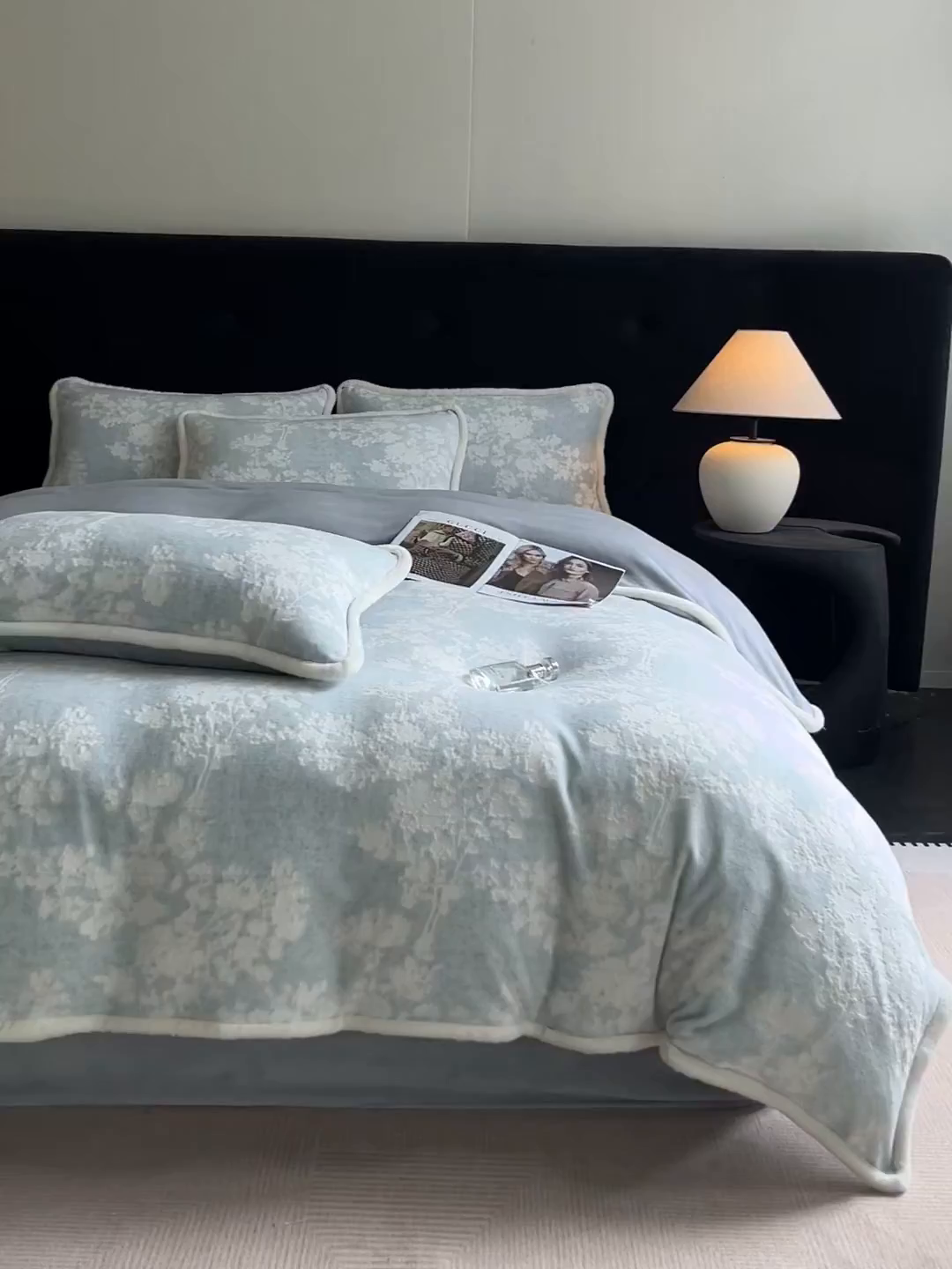 91家纺网 家纺一手货源 找家纺 极简 2025新款立体雕花牛奶绒四件套系列 丽塔-蓝