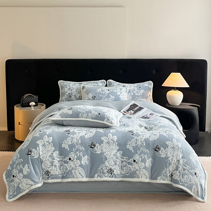 91家纺网 家纺一手货源 找家纺 极简 2025新款立体雕花牛奶绒四件套系列 罗赛拉-蓝