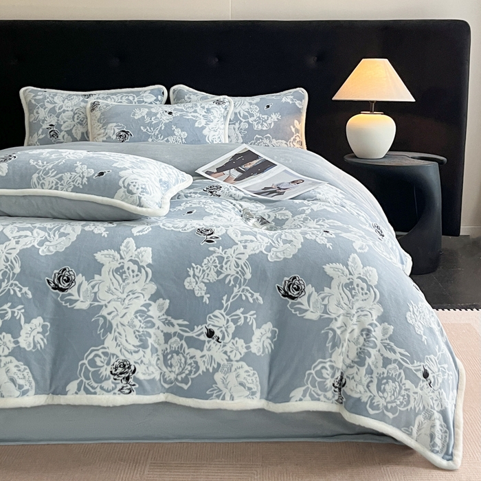 91家纺网 家纺一手货源 找家纺 极简 2025新款立体雕花牛奶绒四件套系列 罗赛拉-蓝