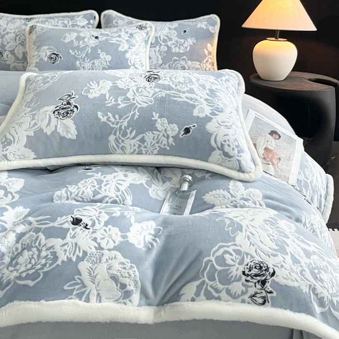 91家纺网 家纺一手货源 找家纺 极简 2025新款立体雕花牛奶绒四件套系列 罗赛拉-蓝