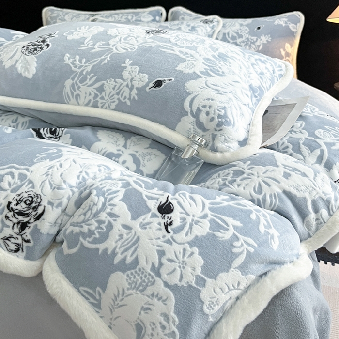 91家纺网 家纺一手货源 找家纺 极简 2025新款立体雕花牛奶绒四件套系列 罗赛拉-蓝