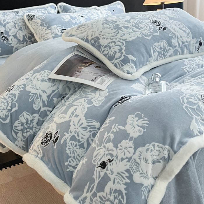91家纺网 家纺一手货源 找家纺 极简 2025新款立体雕花牛奶绒四件套系列 罗赛拉-蓝