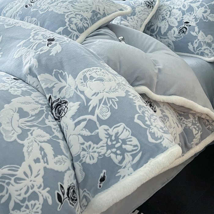 91家纺网 家纺一手货源 找家纺 极简 2025新款立体雕花牛奶绒四件套系列 罗赛拉-蓝