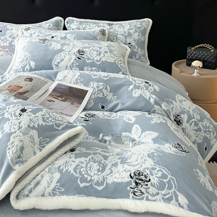 91家纺网 家纺一手货源 找家纺 极简 2025新款立体雕花牛奶绒四件套系列 罗赛拉-蓝