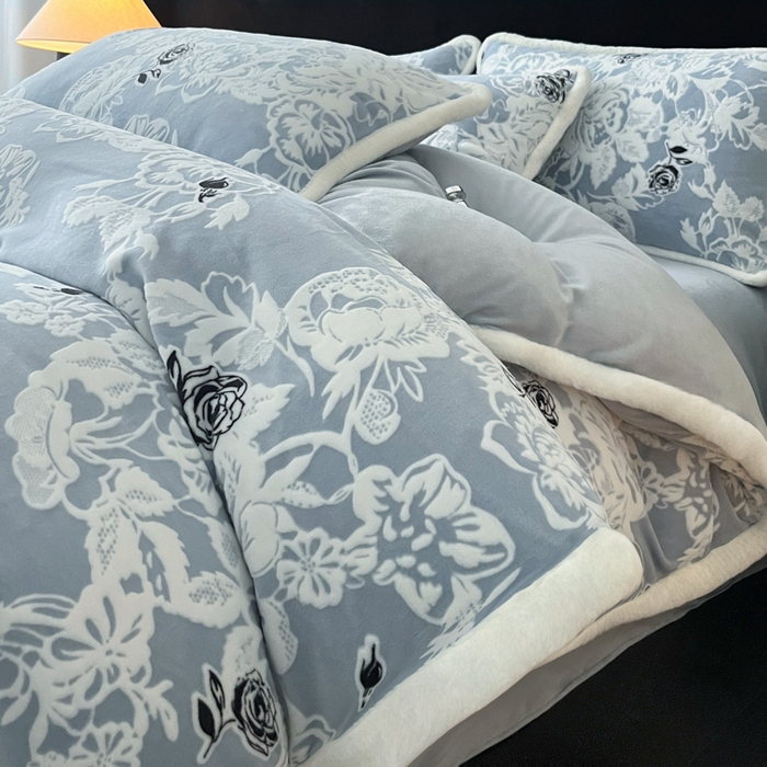 91家纺网 家纺一手货源 找家纺 极简 2025新款立体雕花牛奶绒四件套系列 罗赛拉-蓝