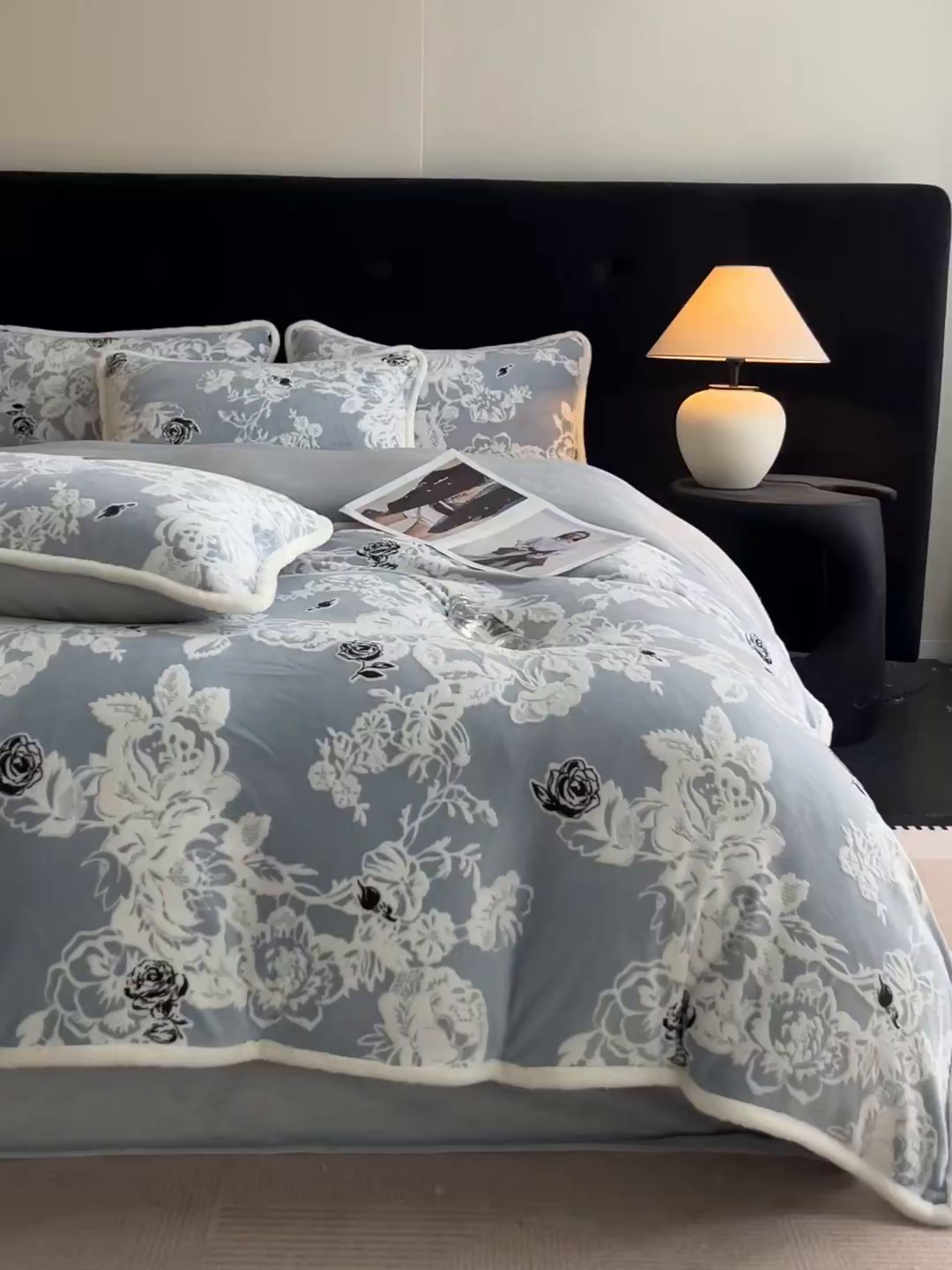 91家纺网 家纺一手货源 找家纺 极简 2025新款立体雕花牛奶绒四件套系列 罗赛拉-蓝