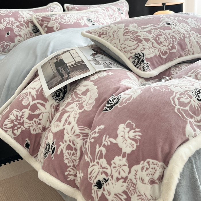 91家纺网 家纺一手货源 找家纺 极简 2025新款立体雕花牛奶绒四件套系列 罗赛拉-紫