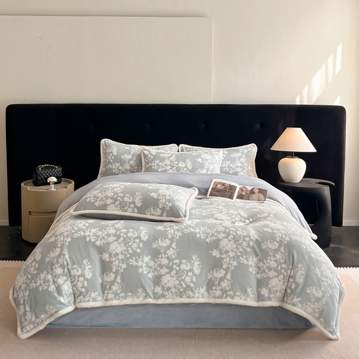 91家纺网 家纺一手货源 找家纺 极简 2025新款立体雕花牛奶绒四件套系列 米菲娜-蓝