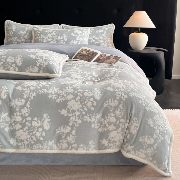 91家纺网 家纺一手货源 找家纺 极简 2025新款立体雕花牛奶绒四件套系列 米菲娜-蓝