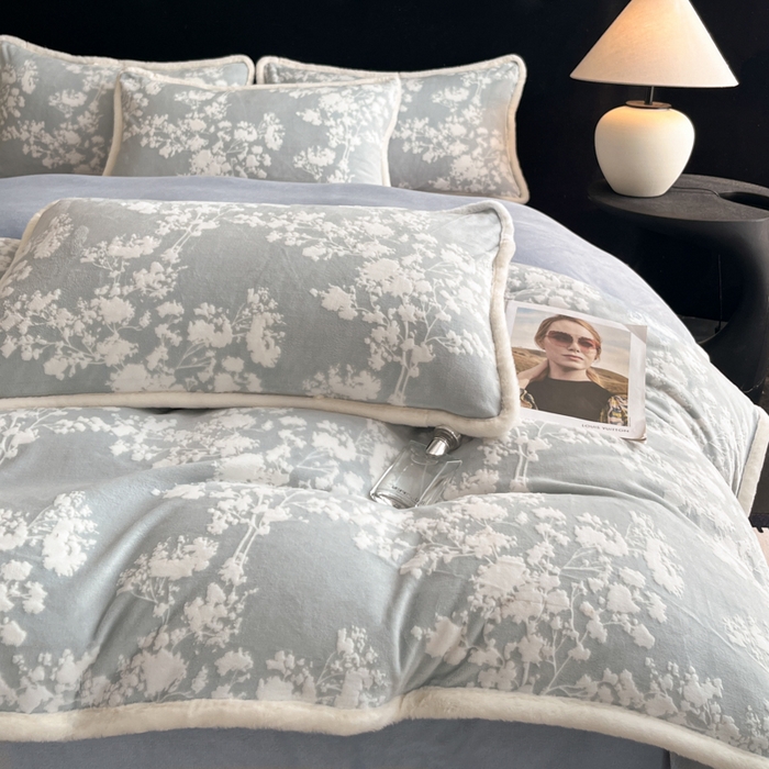 91家纺网 家纺一手货源 找家纺 极简 2025新款立体雕花牛奶绒四件套系列 米菲娜-蓝