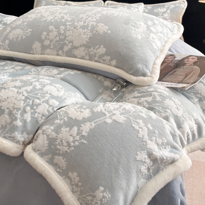 91家纺网 家纺一手货源 找家纺 极简 2025新款立体雕花牛奶绒四件套系列 米菲娜-蓝