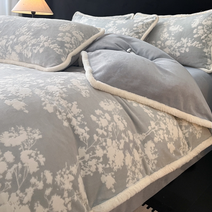 91家纺网 家纺一手货源 找家纺 极简 2025新款立体雕花牛奶绒四件套系列 米菲娜-蓝