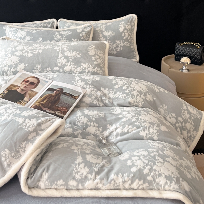 91家纺网 家纺一手货源 找家纺 极简 2025新款立体雕花牛奶绒四件套系列 米菲娜-蓝