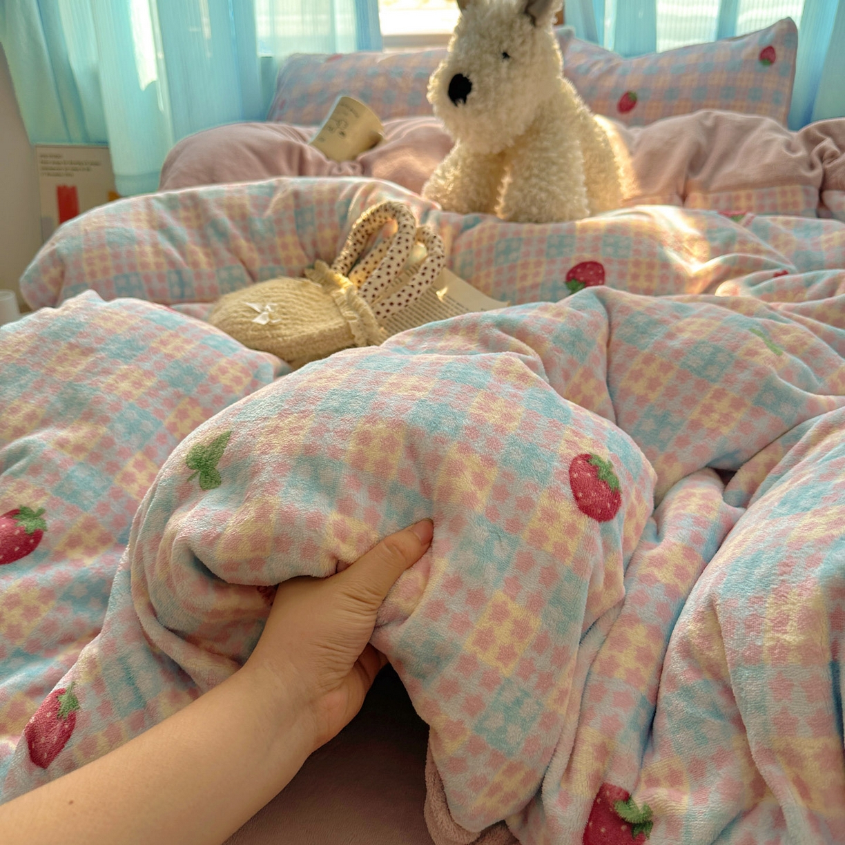 91家纺网 家纺一手货源 找家纺 小叮当家纺仓储工厂店 买家秀 爆款花型2025新款小清新180克跑量款牛奶绒单被套 被套单件 草莓星星