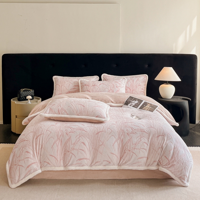 91家纺网 家纺一手货源 找家纺 极简 2025新款立体雕花牛奶绒四件套系列 普罗旺斯-粉