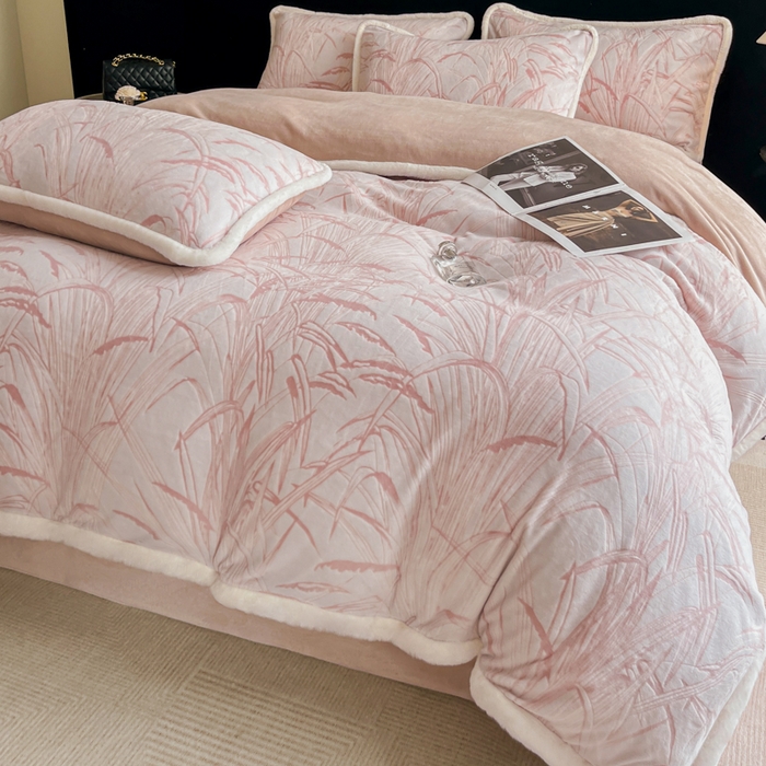 91家纺网 家纺一手货源 找家纺 极简 2025新款立体雕花牛奶绒四件套系列 普罗旺斯-粉