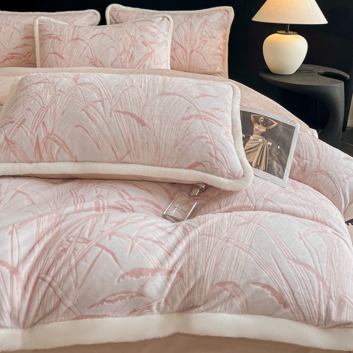 91家纺网 家纺一手货源 找家纺 极简 2025新款立体雕花牛奶绒四件套系列 普罗旺斯-粉