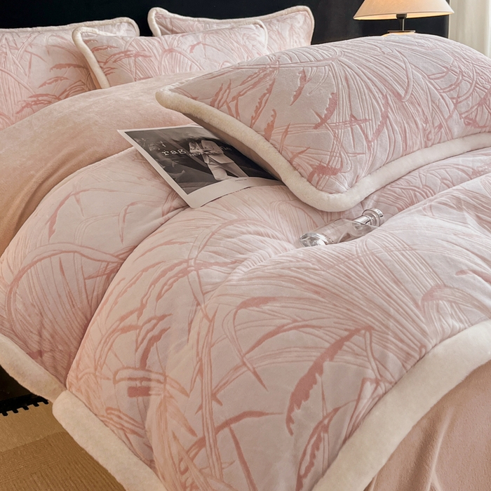 91家纺网 家纺一手货源 找家纺 极简 2025新款立体雕花牛奶绒四件套系列 普罗旺斯-粉