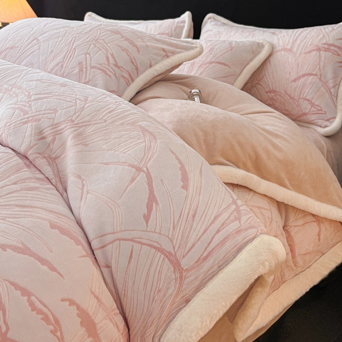 91家纺网 家纺一手货源 找家纺 极简 2025新款立体雕花牛奶绒四件套系列 普罗旺斯-粉