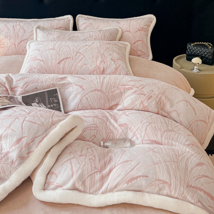 91家纺网 家纺一手货源 找家纺 极简 2025新款立体雕花牛奶绒四件套系列 普罗旺斯-粉