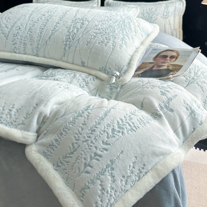 91家纺网 家纺一手货源 找家纺 极简 2025新款立体雕花牛奶绒四件套系列 瑟琳娜-蓝