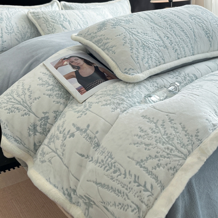 91家纺网 家纺一手货源 找家纺 极简 2025新款立体雕花牛奶绒四件套系列 瑟琳娜-蓝