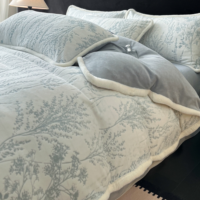 91家纺网 家纺一手货源 找家纺 极简 2025新款立体雕花牛奶绒四件套系列 瑟琳娜-蓝