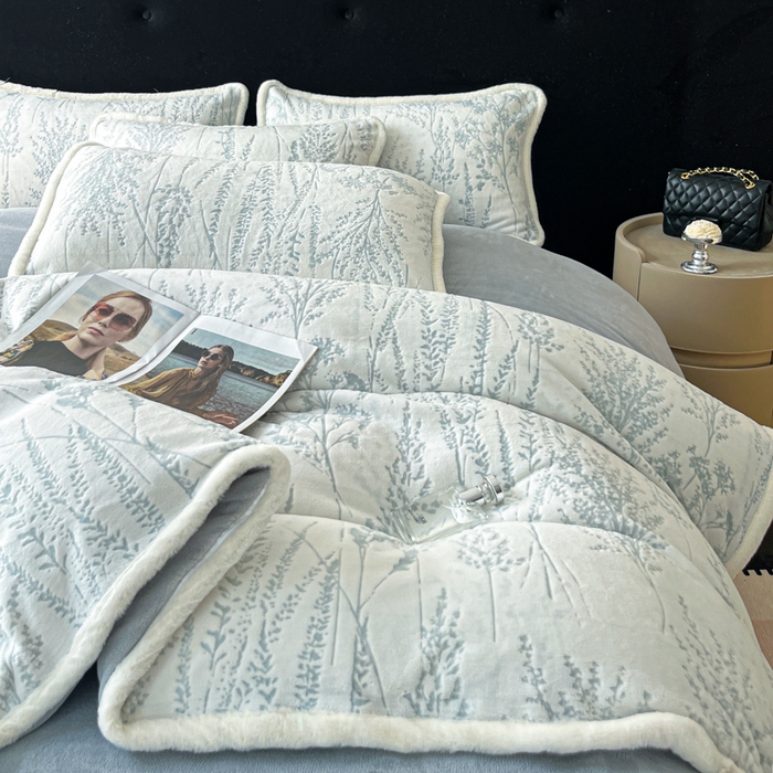 91家纺网 家纺一手货源 找家纺 极简 2025新款立体雕花牛奶绒四件套系列 瑟琳娜-蓝