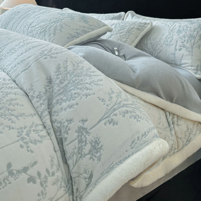 91家纺网 家纺一手货源 找家纺 极简 2025新款立体雕花牛奶绒四件套系列 瑟琳娜-蓝