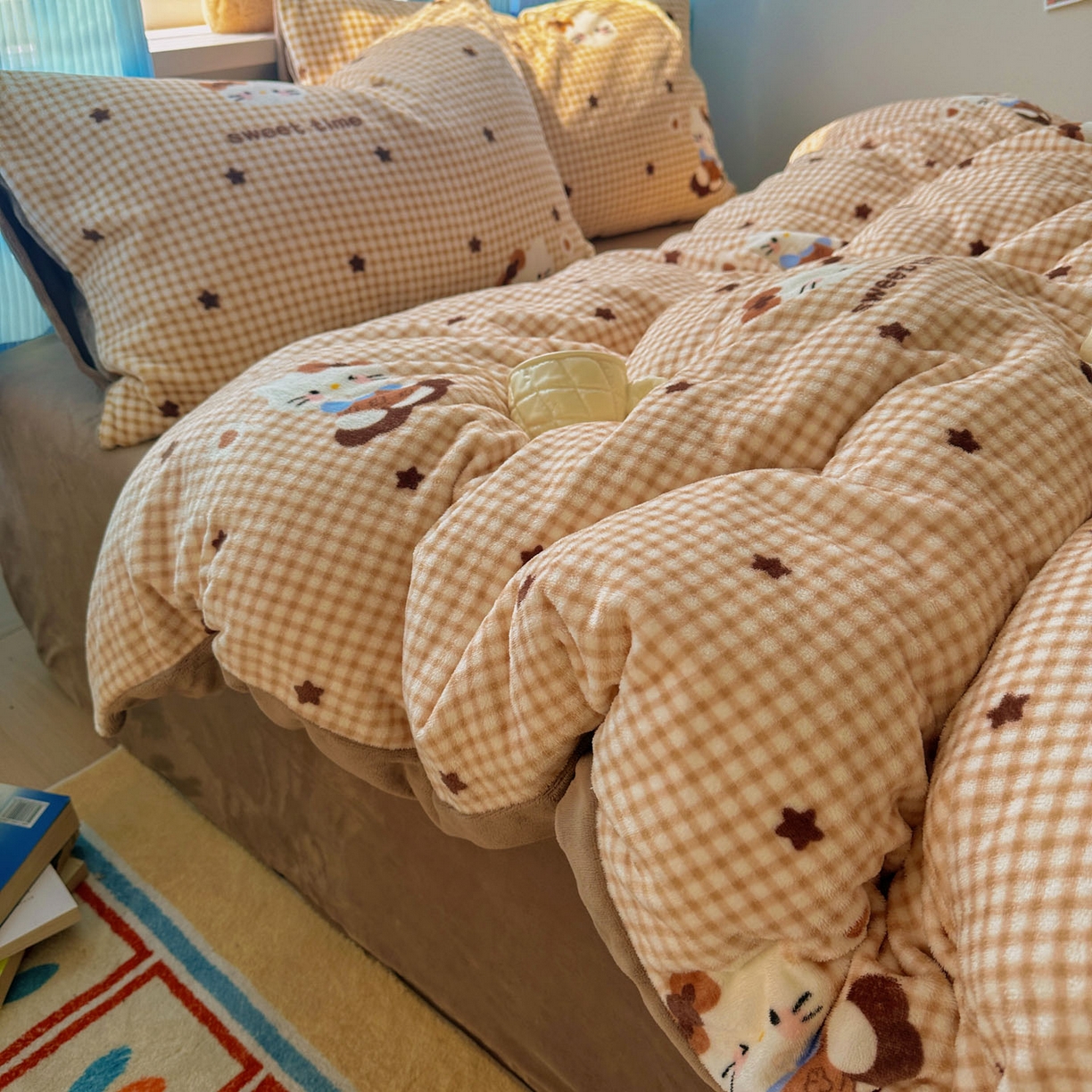 91家纺网 家纺一手货源 找家纺 小叮当家纺仓储工厂店 买家秀 爆款花型2025新款小清新180克跑量款牛奶绒单被套 被套单件 咖星小猫