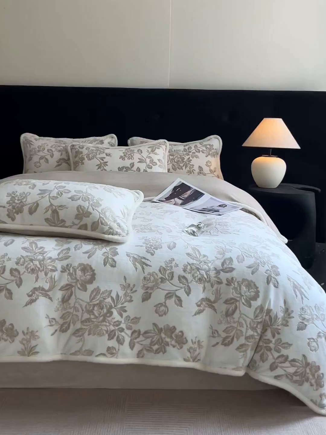 91家纺网 家纺一手货源 找家纺 极简 2025新款立体雕花牛奶绒四件套系列 瓦伦蒂亚-浅咖