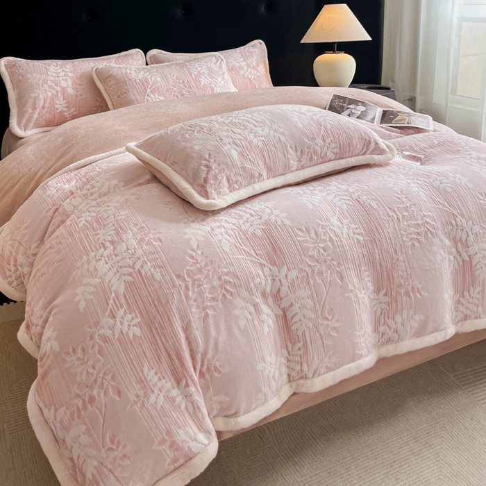 91家纺网 家纺一手货源 找家纺 极简 2025新款立体雕花牛奶绒四件套系列 伊贝尔-粉