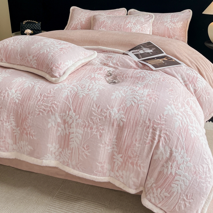 91家纺网 家纺一手货源 找家纺 极简 2025新款立体雕花牛奶绒四件套系列 伊贝尔-粉