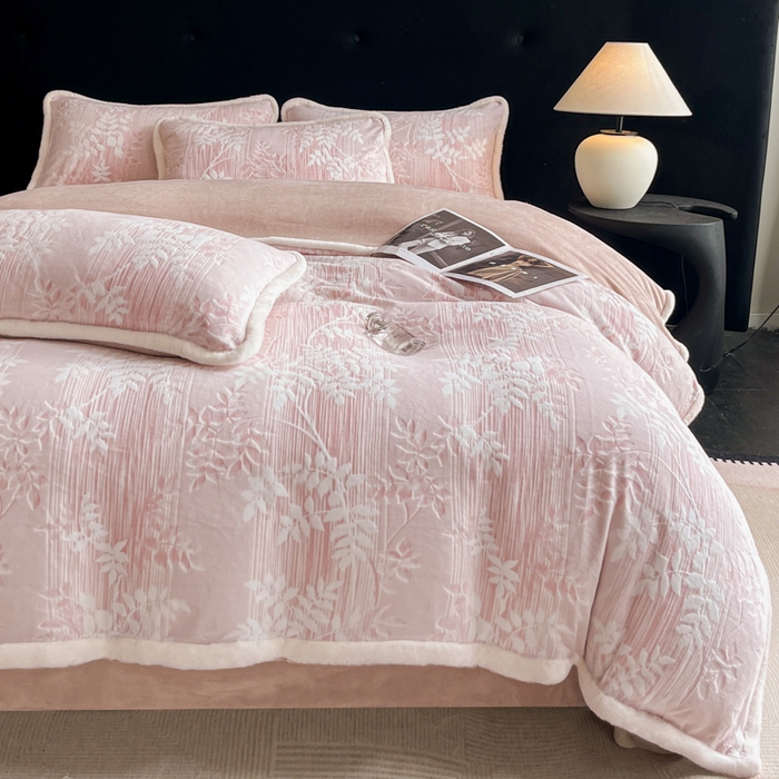91家纺网 家纺一手货源 找家纺 极简 2025新款立体雕花牛奶绒四件套系列 伊贝尔-粉