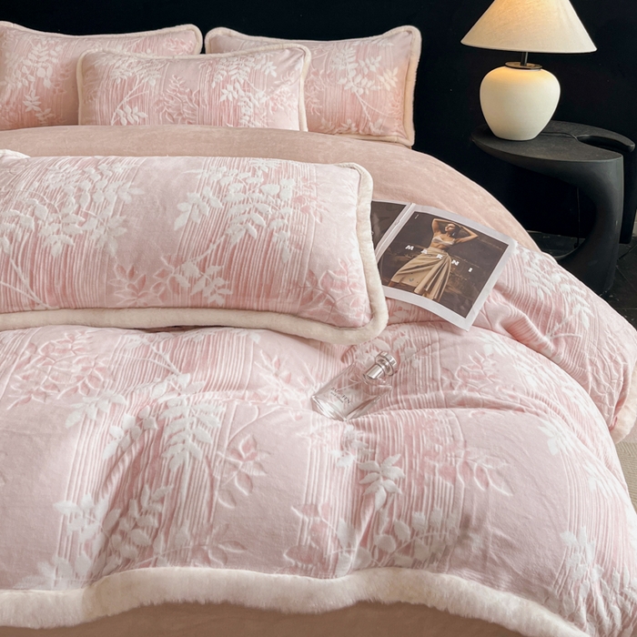 91家纺网 家纺一手货源 找家纺 极简 2025新款立体雕花牛奶绒四件套系列 伊贝尔-粉