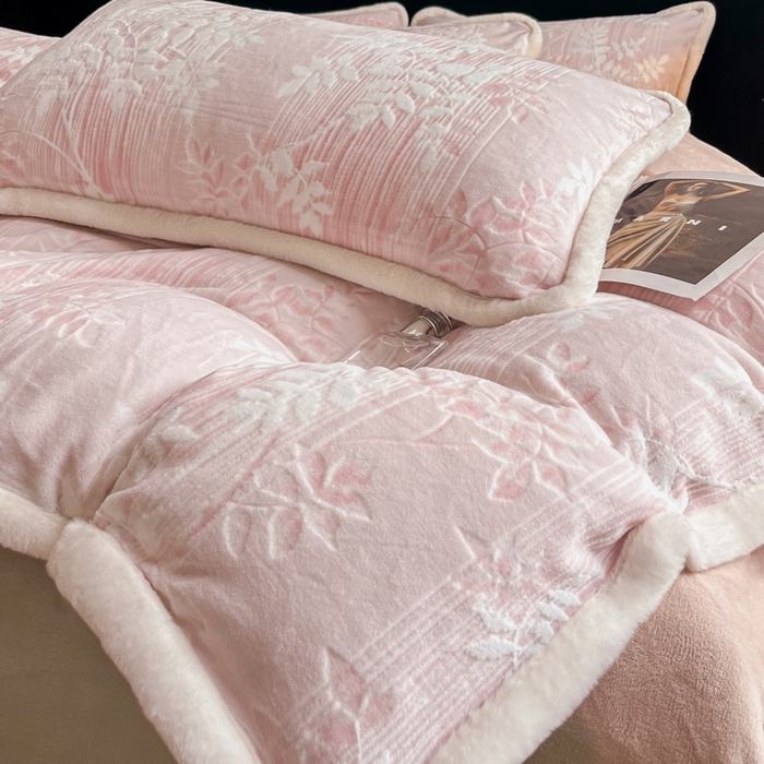 91家纺网 家纺一手货源 找家纺 极简 2025新款立体雕花牛奶绒四件套系列 伊贝尔-粉