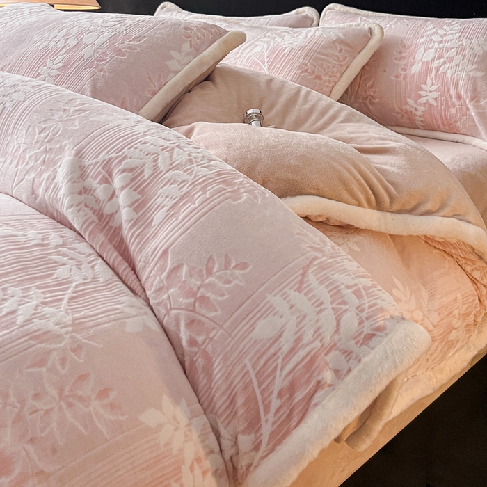 91家纺网 家纺一手货源 找家纺 极简 2025新款立体雕花牛奶绒四件套系列 伊贝尔-粉