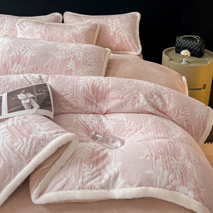 91家纺网 家纺一手货源 找家纺 极简 2025新款立体雕花牛奶绒四件套系列 伊贝尔-粉